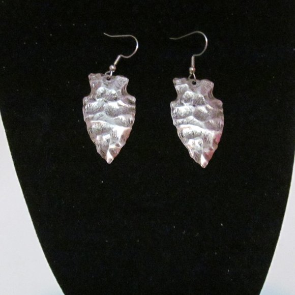 Silver tone hammered look arrow shape pierced earrings - Picture 1 of 2